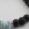 B038 detal — larimar, onyks i lawa wulkaniczna Detal bransoletki z larimarem, onyksem i lawą wulkaniczną SERETI