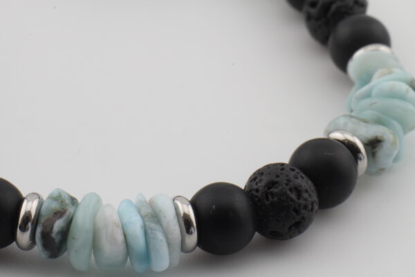 B038 detal — larimar, onyks i lawa wulkaniczna Detal bransoletki z larimarem, onyksem i lawą wulkaniczną SERETI