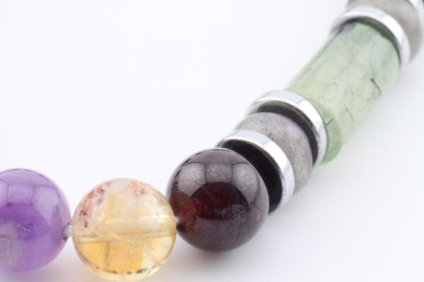 B041 detal — prehnit, labradoryt, granat, cytryn, fluoryt i lawa wulkaniczna Detal bransoletki z prehnitem, labradorytem, granatem, cytrynem, fluorytem i lawą wulkaniczną SERETI