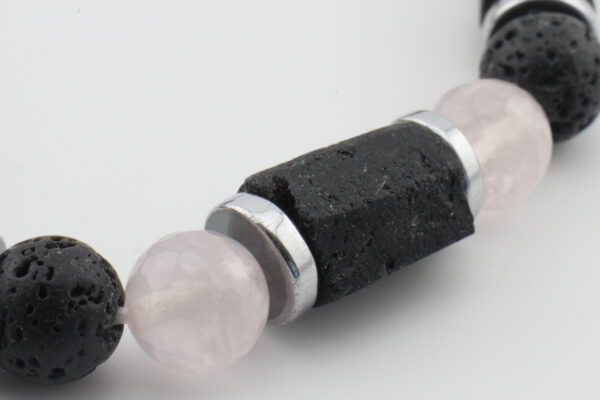 B061 detal — turmalin, kwarc różowy, lawa wulkaniczna i hematyt Detal bransoletki z turmalinem, kwarcem różowym, lawą wulkaniczną i hematytem SERETI