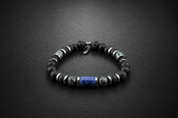 B110 – Bransoletka z Lapisu Lazuli, Serafinitu, Onyksu, Lawy Wulkanicznej i Hematytu Bransoletka z naturalnego lapisu lazuli, serafinitu, onyksu, lawy wulkanicznej i hematytu na gumce jubilerskiej ze stalą szlachetną