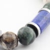 B107 detal – Bransoletka z Lapisu Lazuli, Serafinitu, Macicy Opalowej, Labradorytu, Onyksu, Lawy Wulkanicznej, Hematytu i Obsydianu Detal bransoletki z lapisu lazuli, serafinitu, macicy opalowej, labradorytu, onyksu, lawy wulkanicznej, hematytu i obsydianu ze stalą szlachetną