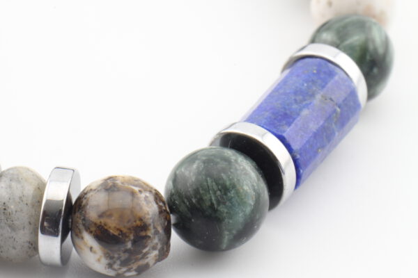 B107 detal – Bransoletka z Lapisu Lazuli, Serafinitu, Macicy Opalowej, Labradorytu, Onyksu, Lawy Wulkanicznej, Hematytu i Obsydianu Detal bransoletki z lapisu lazuli, serafinitu, macicy opalowej, labradorytu, onyksu, lawy wulkanicznej, hematytu i obsydianu ze stalą szlachetną